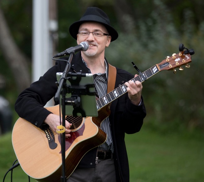 Dave Milliken performs at Pinhey's Point wedding